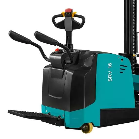 PROLIFT PRO SRV 1650 Li-ion 1,6 т 5 м Самоходный штабелер с противовесом и платформой с доставкой в Омск купить по выгодной цене 100kwatt.ru